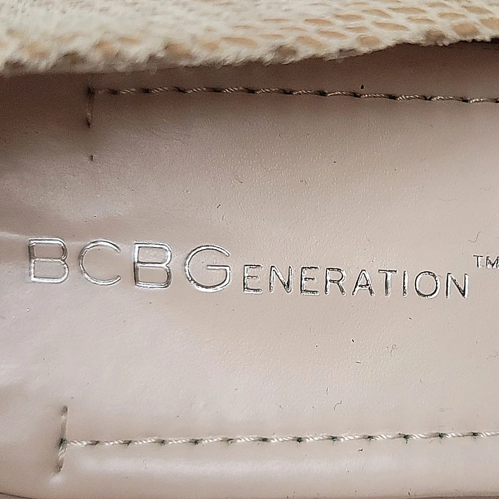 BCBGeneration Tan Beige Snake Embossed Leather Wedge Heel Shoes SZ 7 Round Toe - Picture 13 of 14